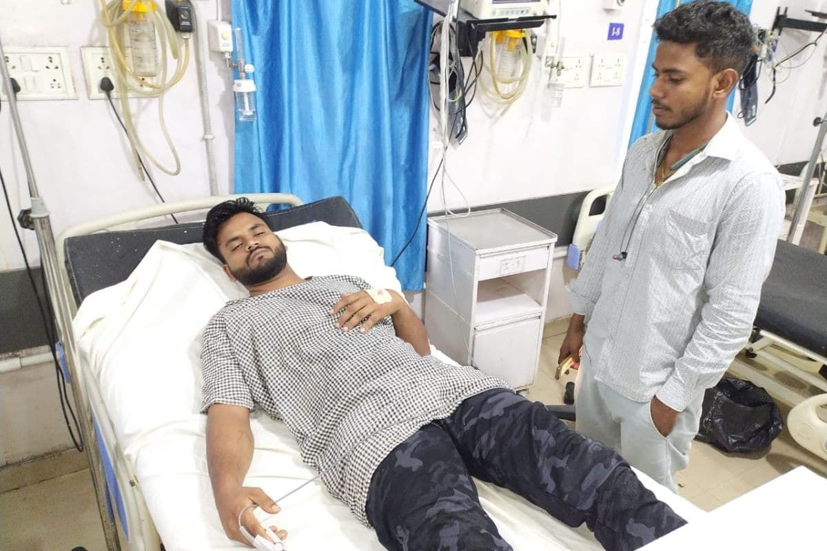 बोकारो में दिनदहाड़े फल विक्रेता को अपराधियों ने मारी गोली, आईसीयू में चल रहा इलाज