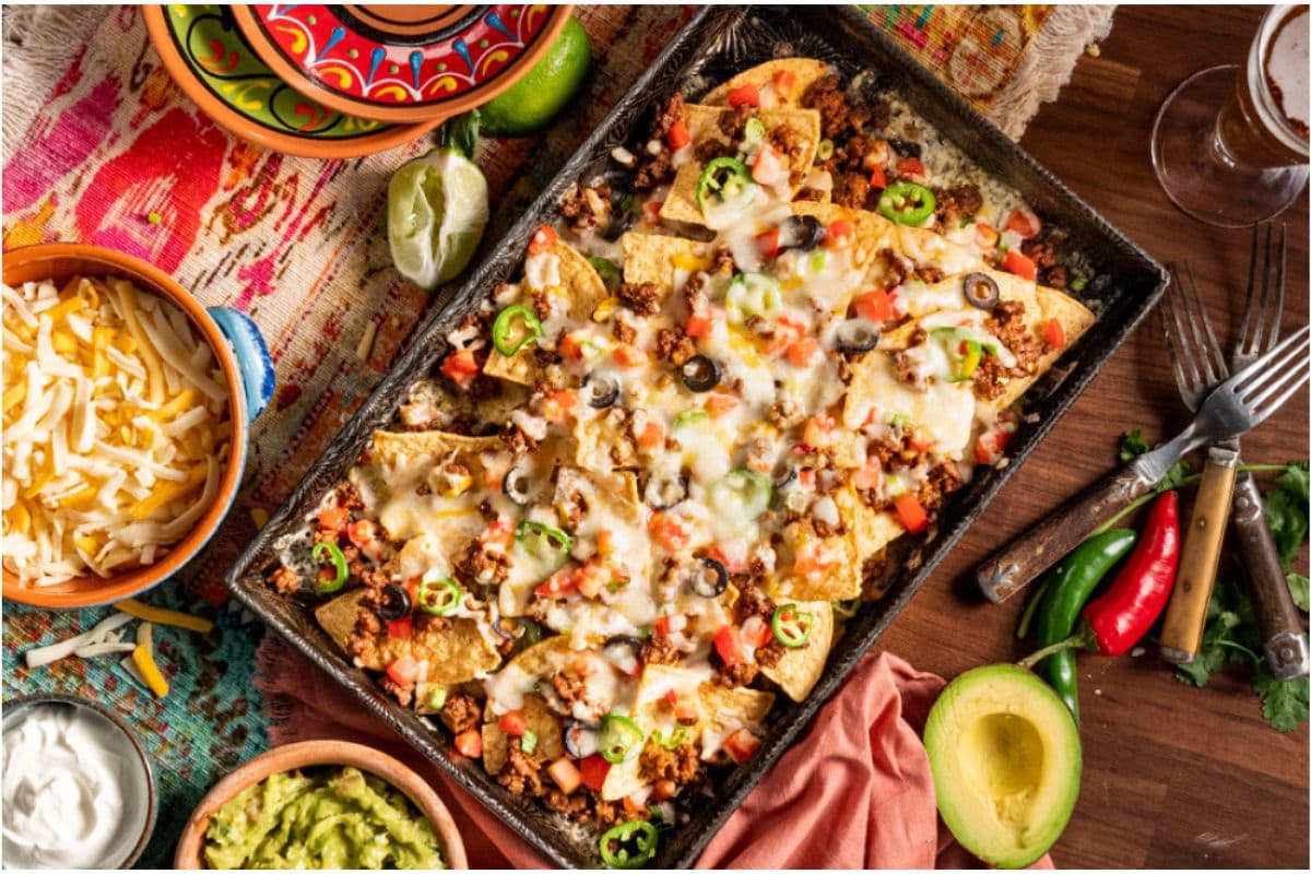 Charcuterie Nachos Recipe: बोरिंग नाचोज को कहें अलविदा,आजमाएं चारक्यूटरी का ट्विस्ट