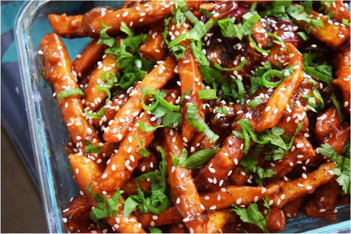 Chilli Potato Recipe: घर पर बनाएं रेस्टोरेंट जैसा चटपटा चिली पोटैटो,पाएं हर बाइट में किक