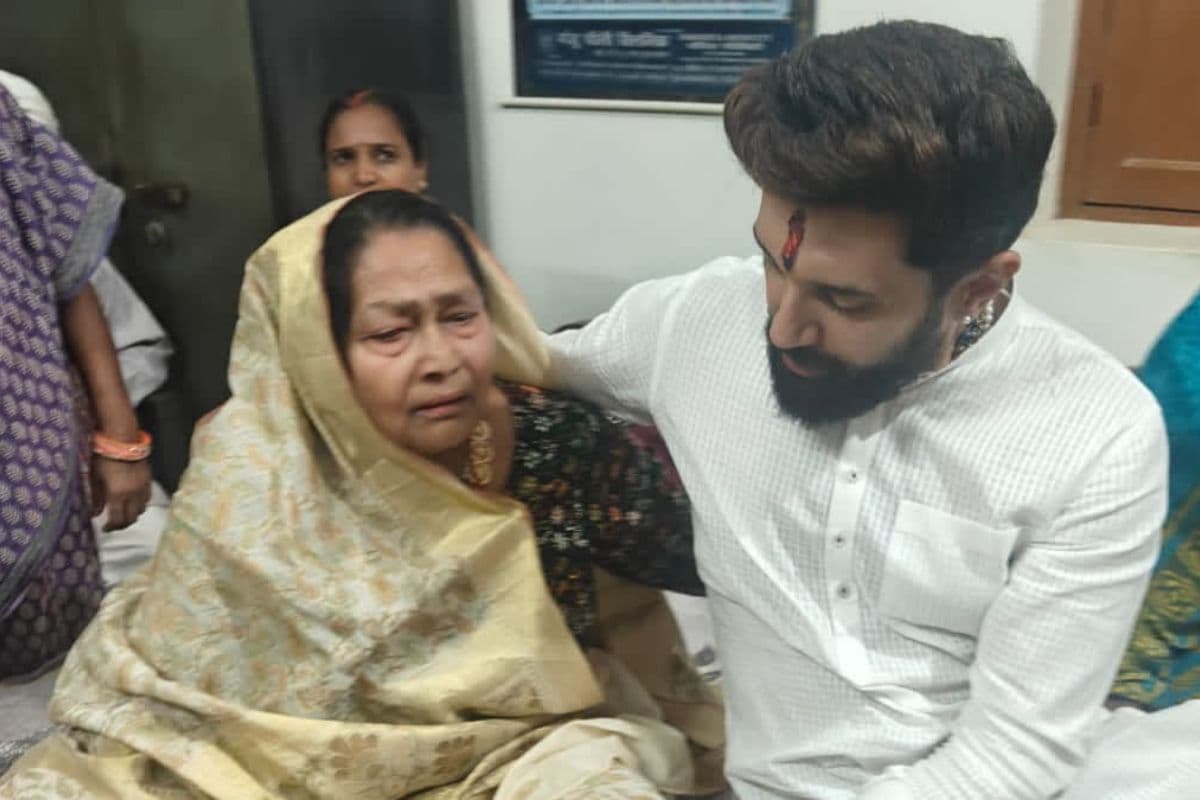 Chirag Paswan: चिराग को देखते ही लिपट कर रोने लगी मां, चाचा से बोले- 'मां के साथ अन्याय बर्दाश्त नहीं'