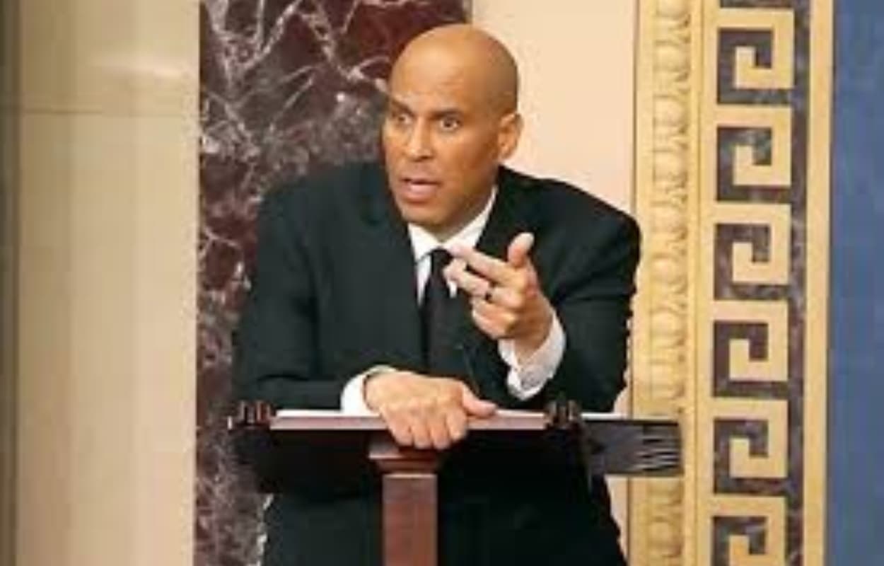 25 घंटे लगातार भाषण देकर रच दिया इतिहास, आखिर कौन हैं कोरी बुकर?