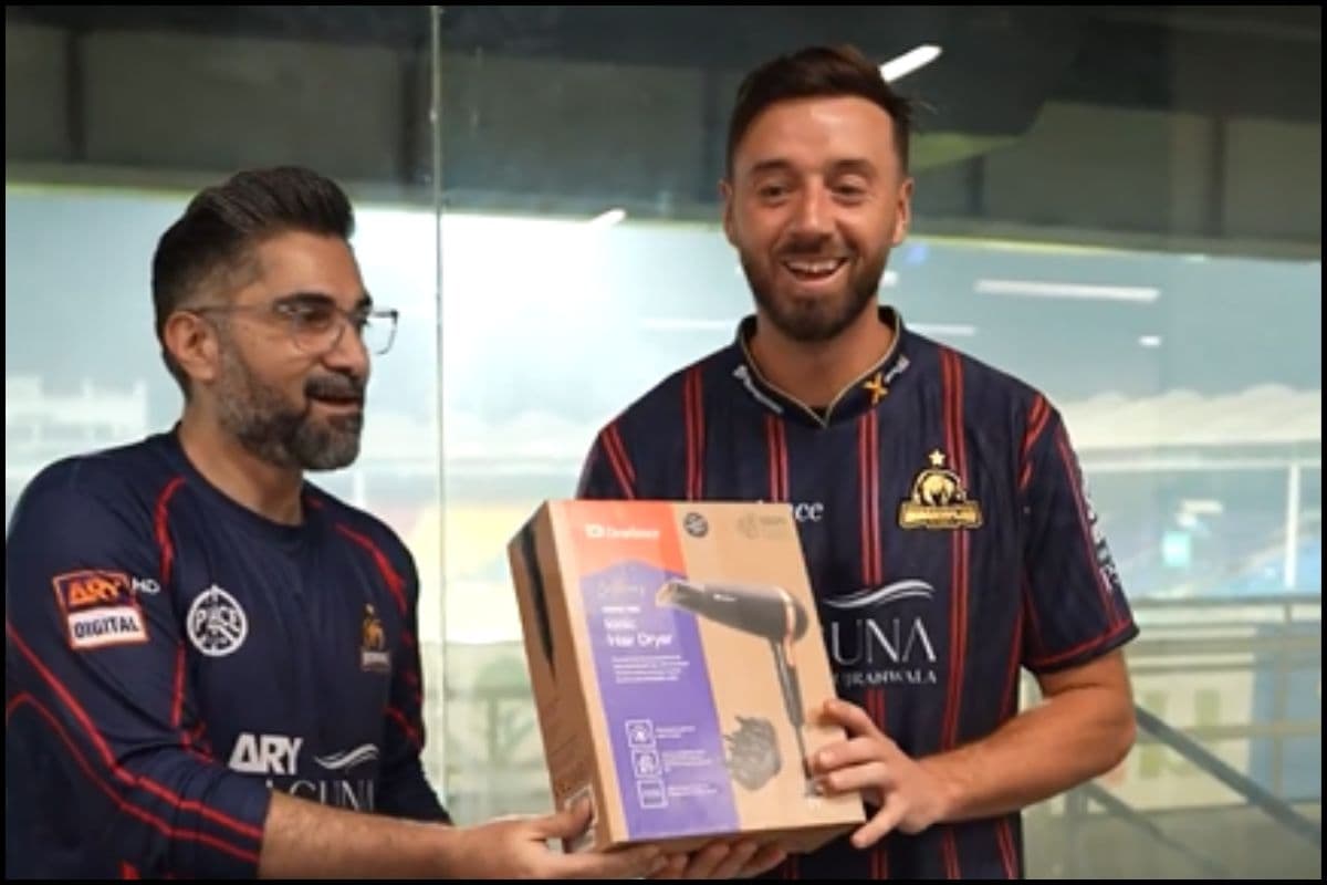 पाकिस्तानी लीग PSL में शतक का ईनाम, थमा दिया हेयर ड्रायर! जमकर उड़ा मजाक