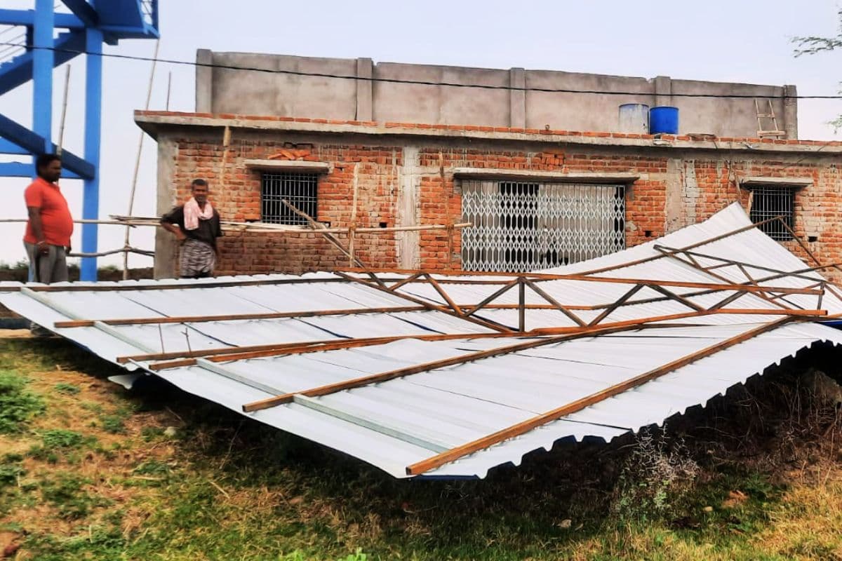 इटखोरी में आंधी चली और उड़ गया पैक्स का ‘ब्लू टिन शेड’, दबकर हो गयी मजदूर की मौत
