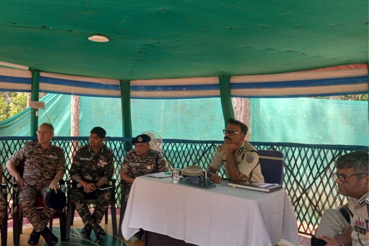 झारखंड में नक्सलियों के खिलाफ अभियान होगा और तेज, चाईबासा में डीजीपी अनुराग गुप्ता ने बढ़ाया जवानों का हौसला