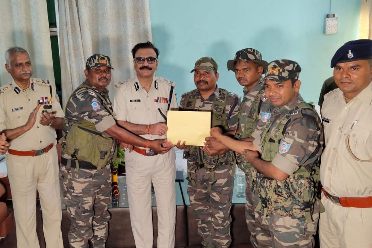 Video : बोकारो मुठभेड़ में शामिल जवानों को डीजीपी ने किया सम्मानित, कहा - "नक्सली सरेंडर करें वरना मरने को तैयार रहें"