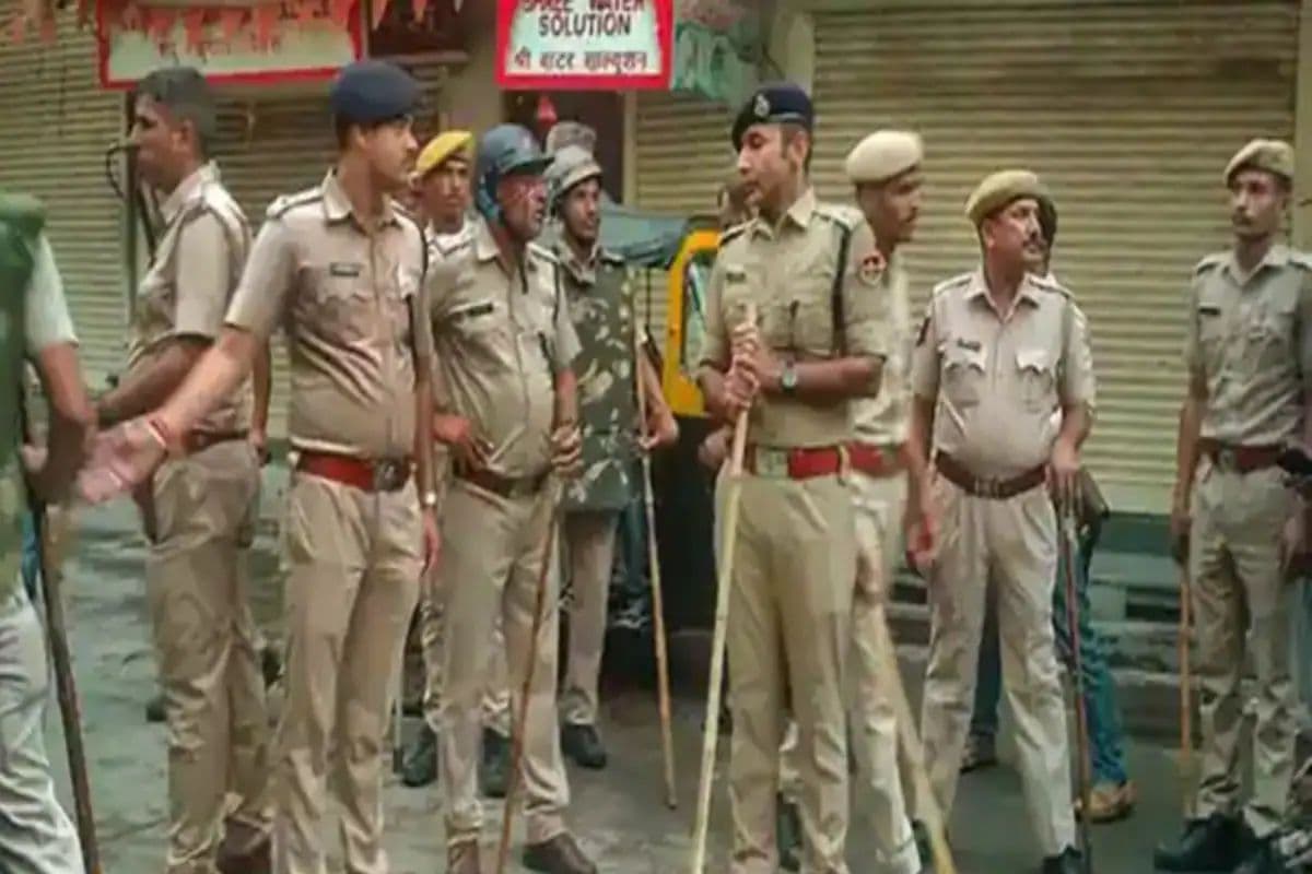 Hindi News: प्राइवेट पार्ट पर लात मारा, पेशाब से नहलाया, फिर जाति के नाम पर दी गाली  