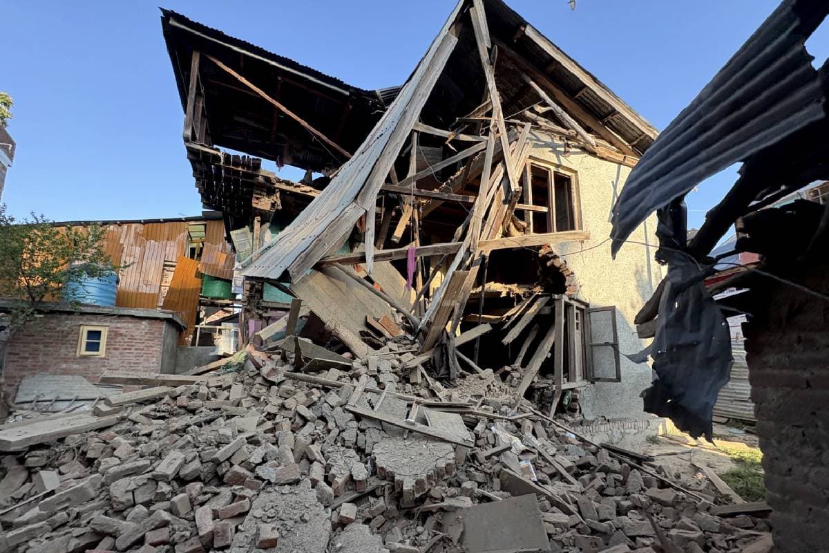 Pahalgam Terror Attack : हमले में शामिल एक आतंकी का घर बम से उड़ाया गया, दूसरे के घर पर चला बुलडोजर