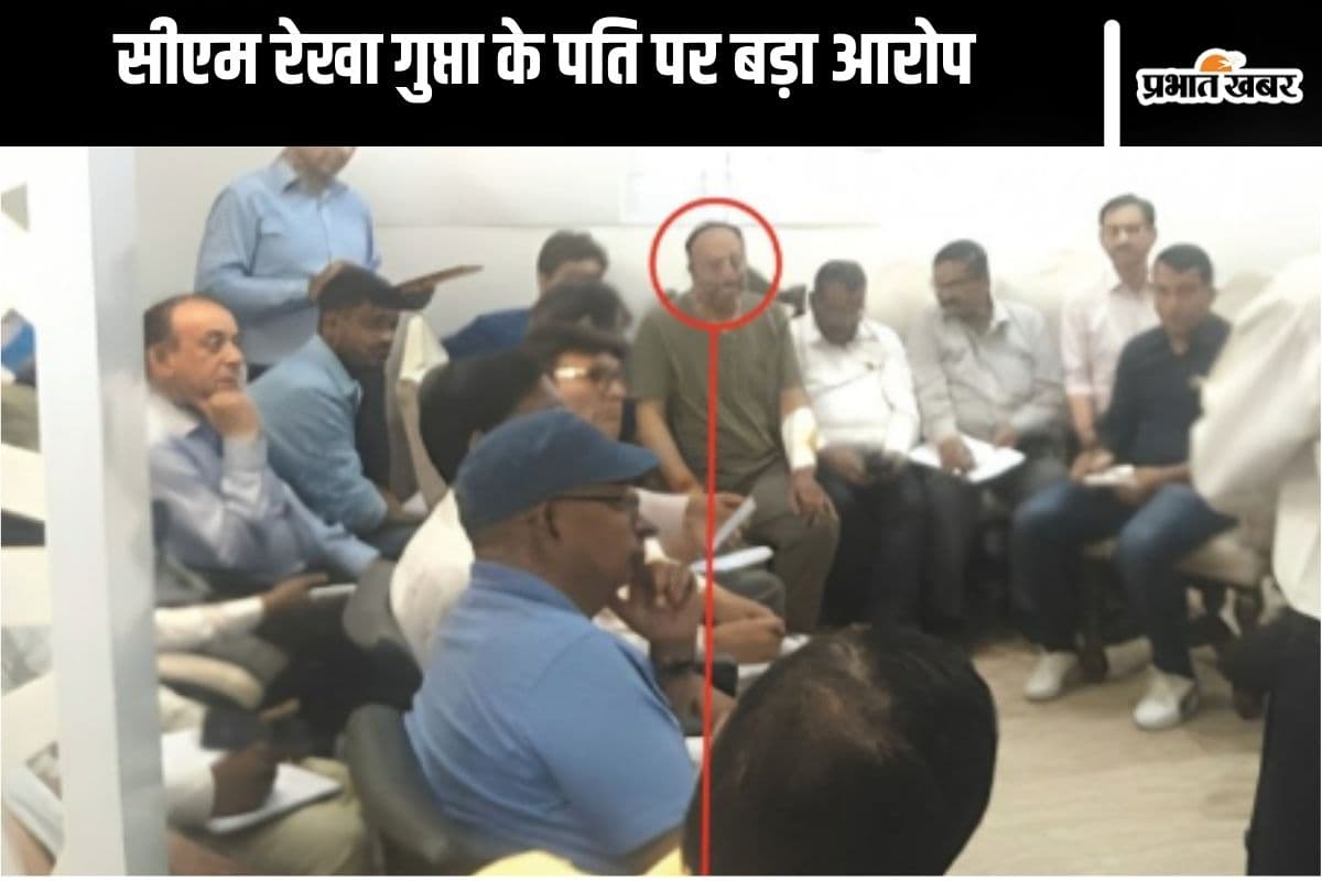 Delhi Govt : रेखा गुप्ता के पति चला रहे हैं दिल्ली में सरकार! तस्वीर शेयर करके आतिशी ने घेरा