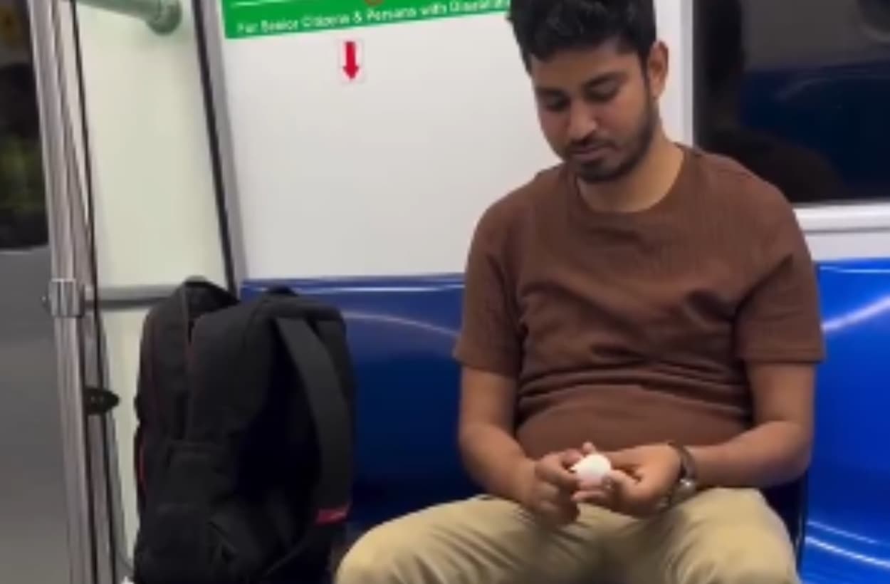 Delhi Metro Viral Video: पहले एक पैग फिर अंडा, दिल्ली मेट्रो में किया अजीबोगरीब हरकत, वीडियो देखें