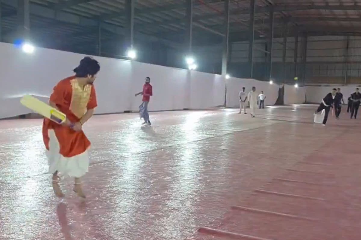 Watch Video: धीरेंद्र शास्त्री की बल्लेबाजी देख भूल जाएंगे IPL, सहवाग की गेंद पर जड़ दिए चौके-छक्के