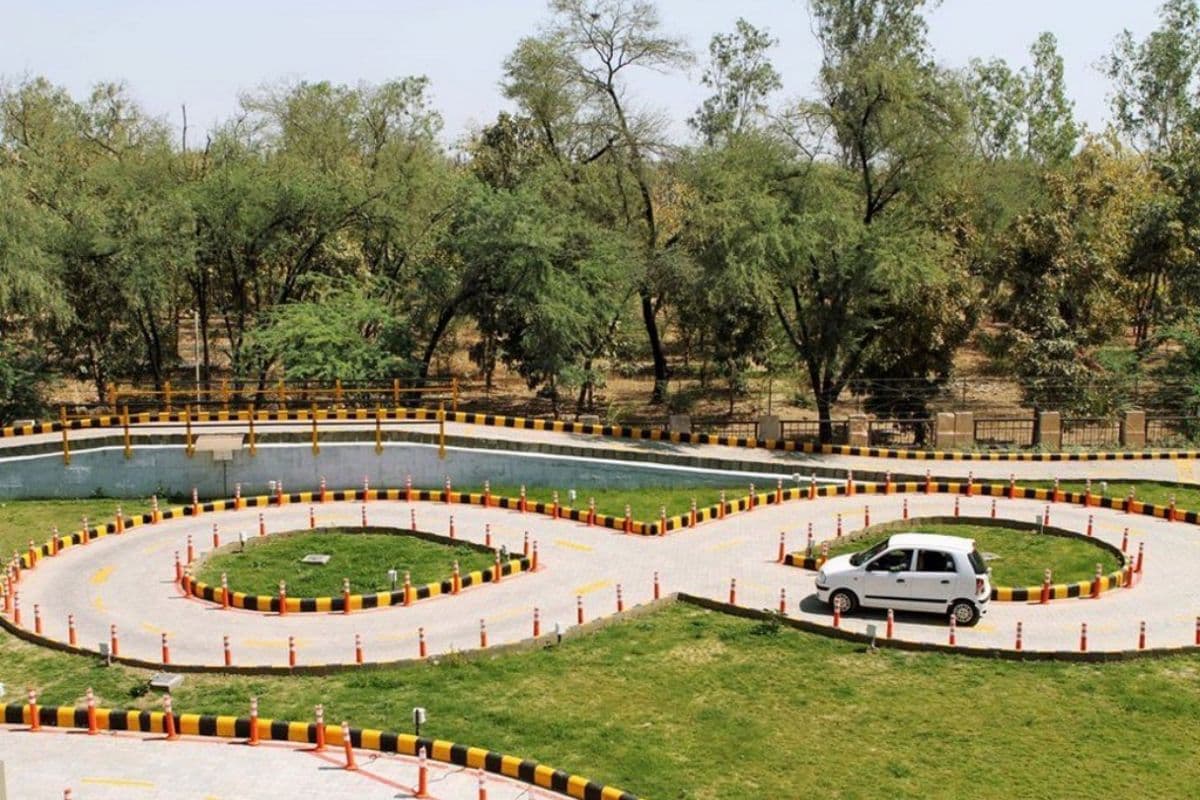 Driving License: एप से आवेदन और पेमेंट के बाद भी नहीं मिल रहा ड्राइविंग टेस्ट का टाइम, लाइसेंस बनवाने पहुंचे लोग परेशान