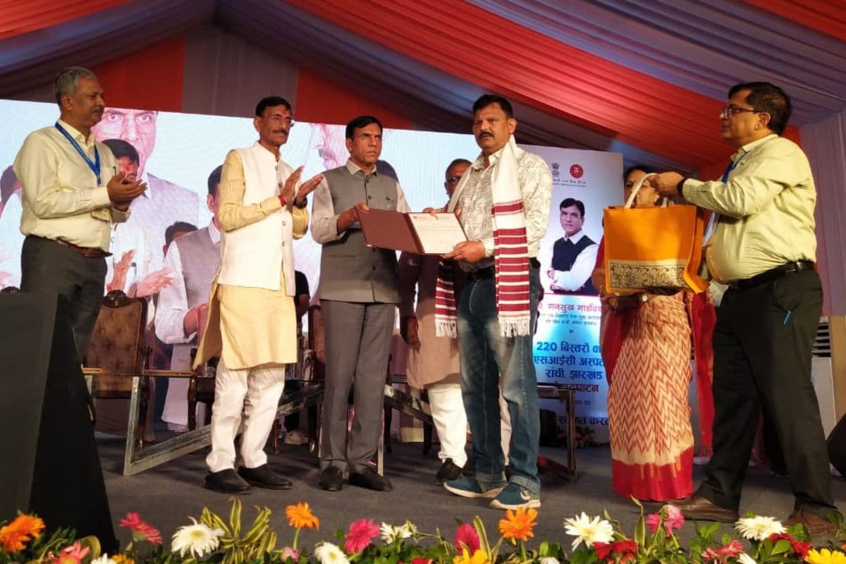 Video: केंद्रीय मंत्री मनसुख मांडविया ने नामकुम ESIC हॉस्पिटल का किया उद्घाटन, लाभार्थी और श्रमिक सम्मानित