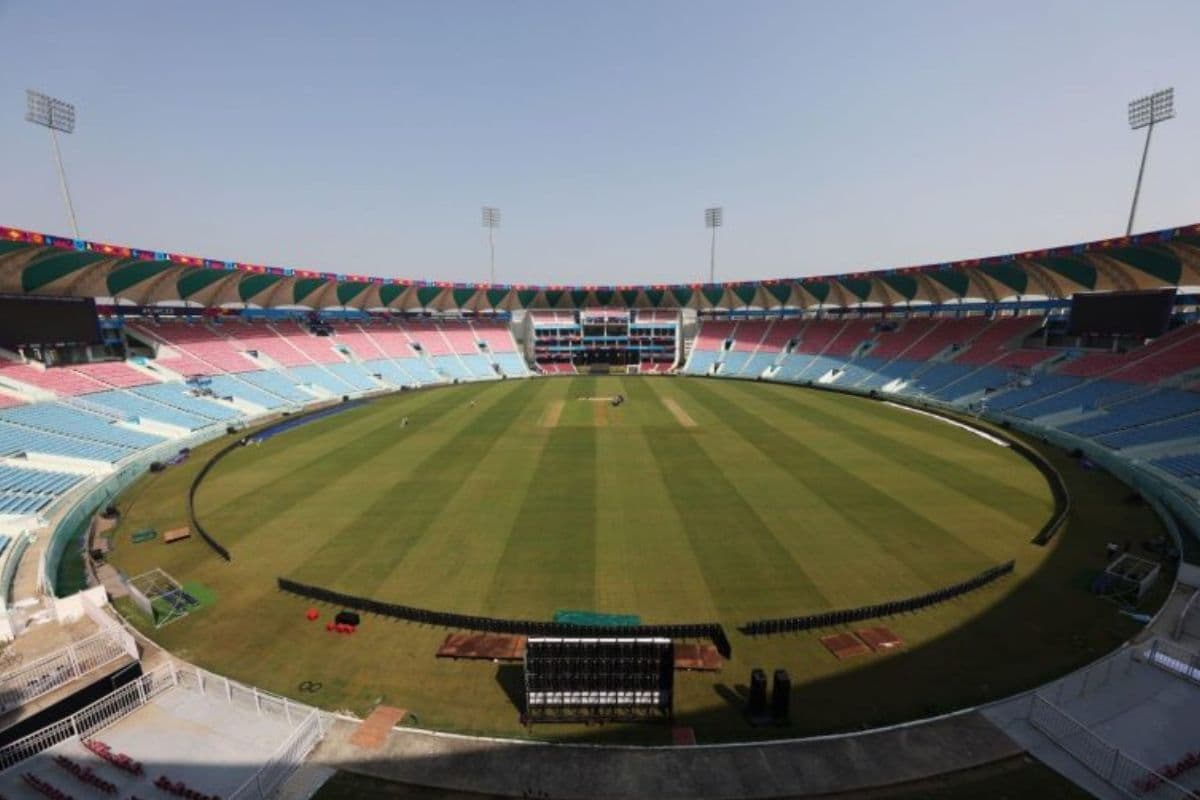 LSG vs MI Pitch Report: इकाना की पिच पर आग उगलेंगे बॉलर्स या रनों की होगी बारिश? जानिए पूरा हाल!