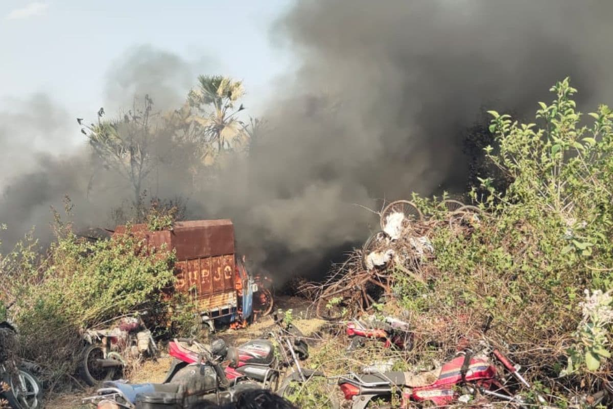 धनबाद के कालूबथान ओपी परिसर में लगी भीषण आग, कई गाड़ियां जलकर राख, 40 लाख की संपत्ति खाक