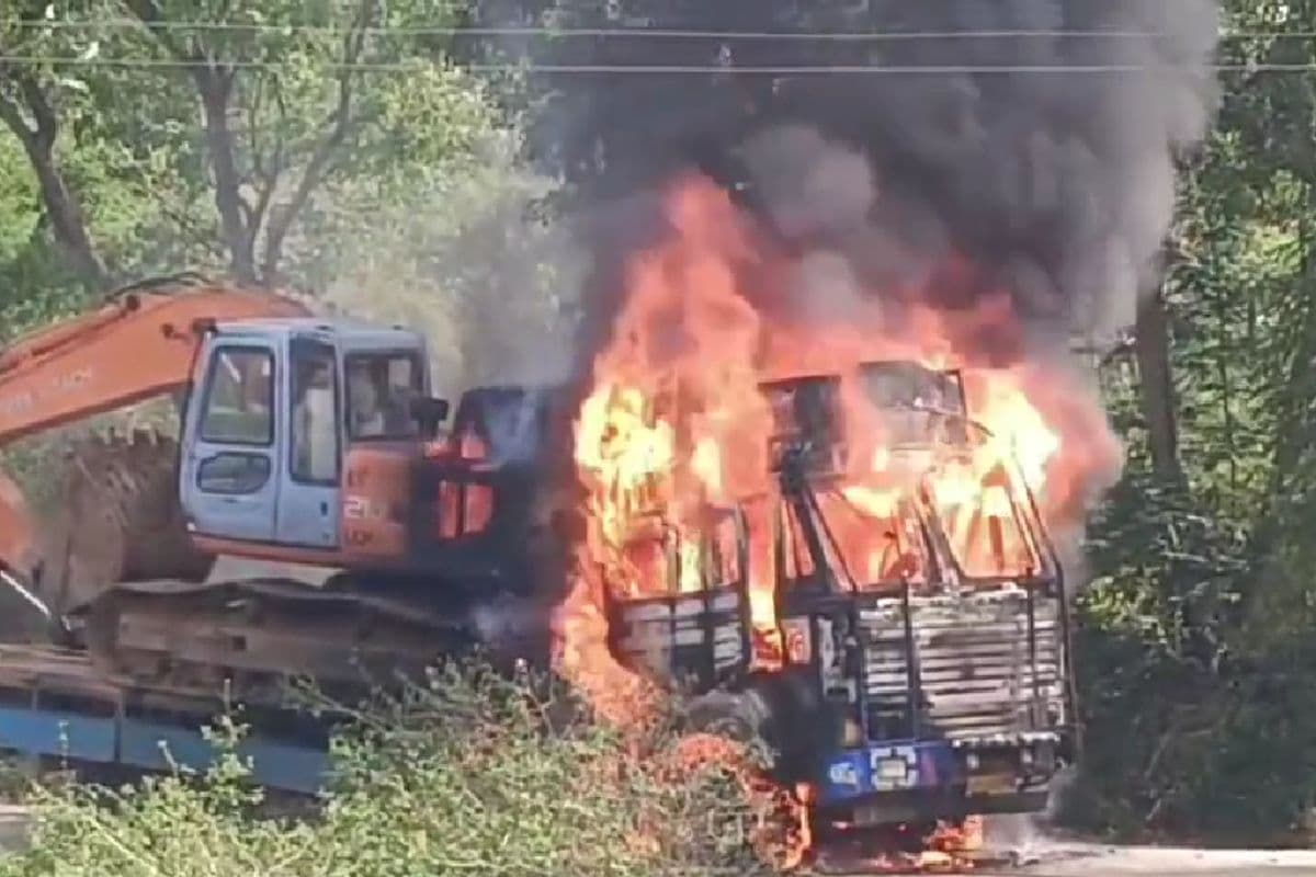 VIDEO : बिजली तार की चपेट में आने से धूं-धूं कर जला पोकलेन लदा ट्रक