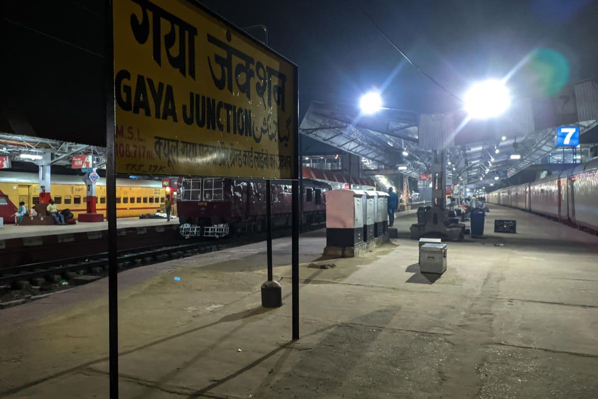 गया में आंधी-तूफान ने वंदे भारत एक्सप्रेस समेत कई ट्रेनों पर लगाया ब्रेक, रेलवे अधिकारी ने दिया लेटेस्ट अपडेट