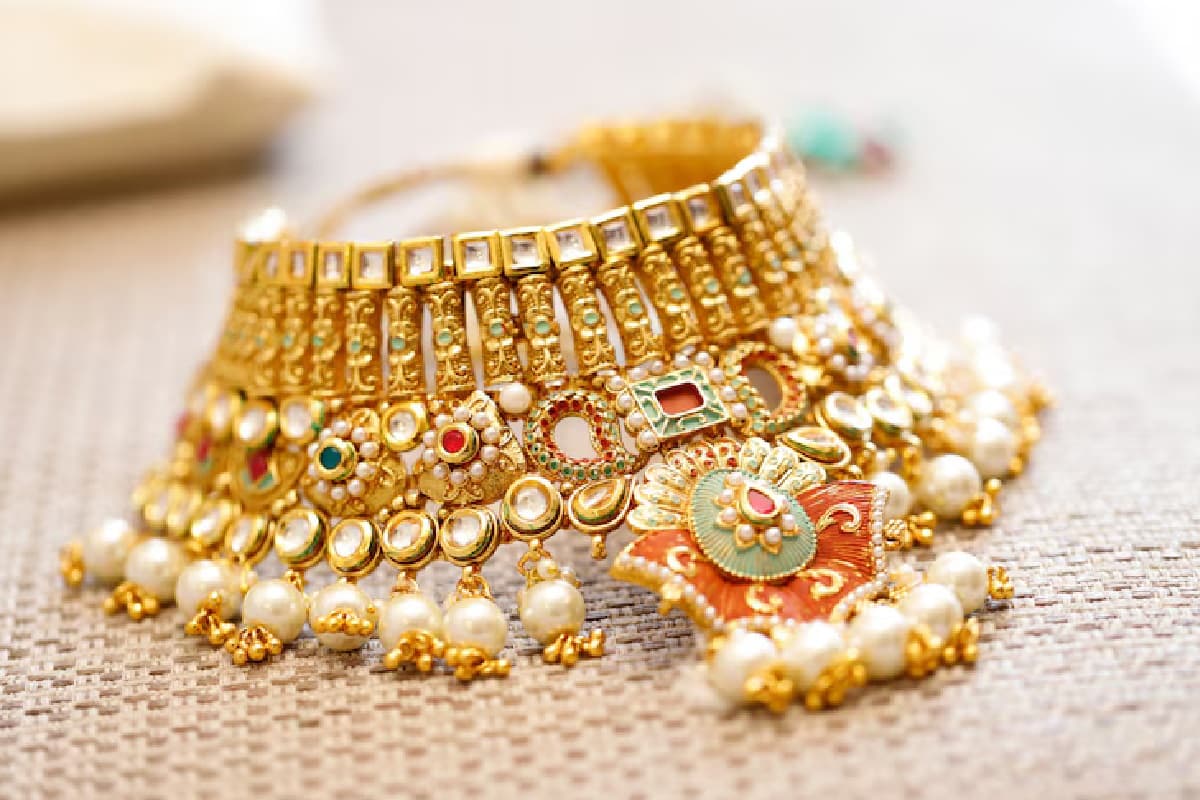 सोने ने नए शिखर पर गाड़ दिया खूंटा, शादी के सीजन में मचा रहा धमाल