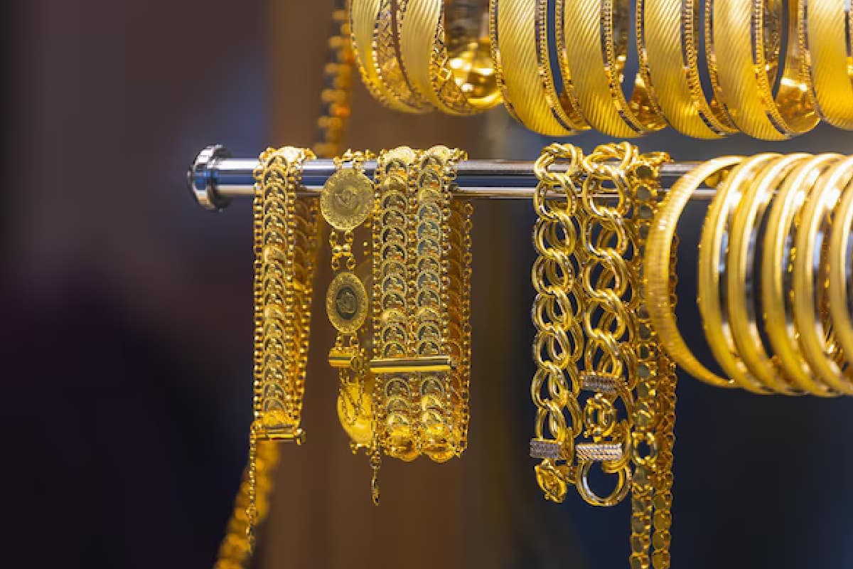 Gold Price: शेयर बाजार गिरा तो सोने में रिकॉर्ड उछाल, चांदी में गिरावट