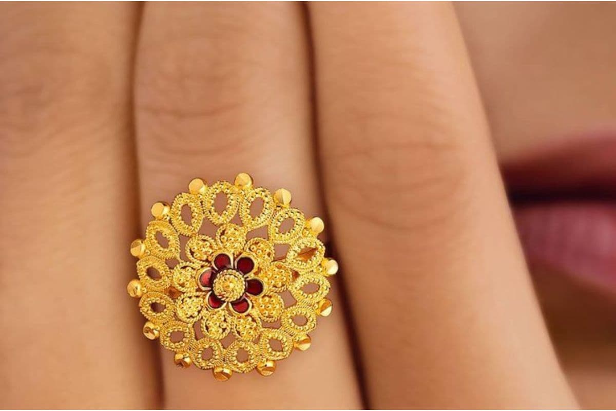 Gold Ring Design For Akshaya Tritiya: अक्षय तृतीया पर अपनों को गिफ्ट करें गोल्ड रिंग, रिश्तों में लाएं सोने सी चमक