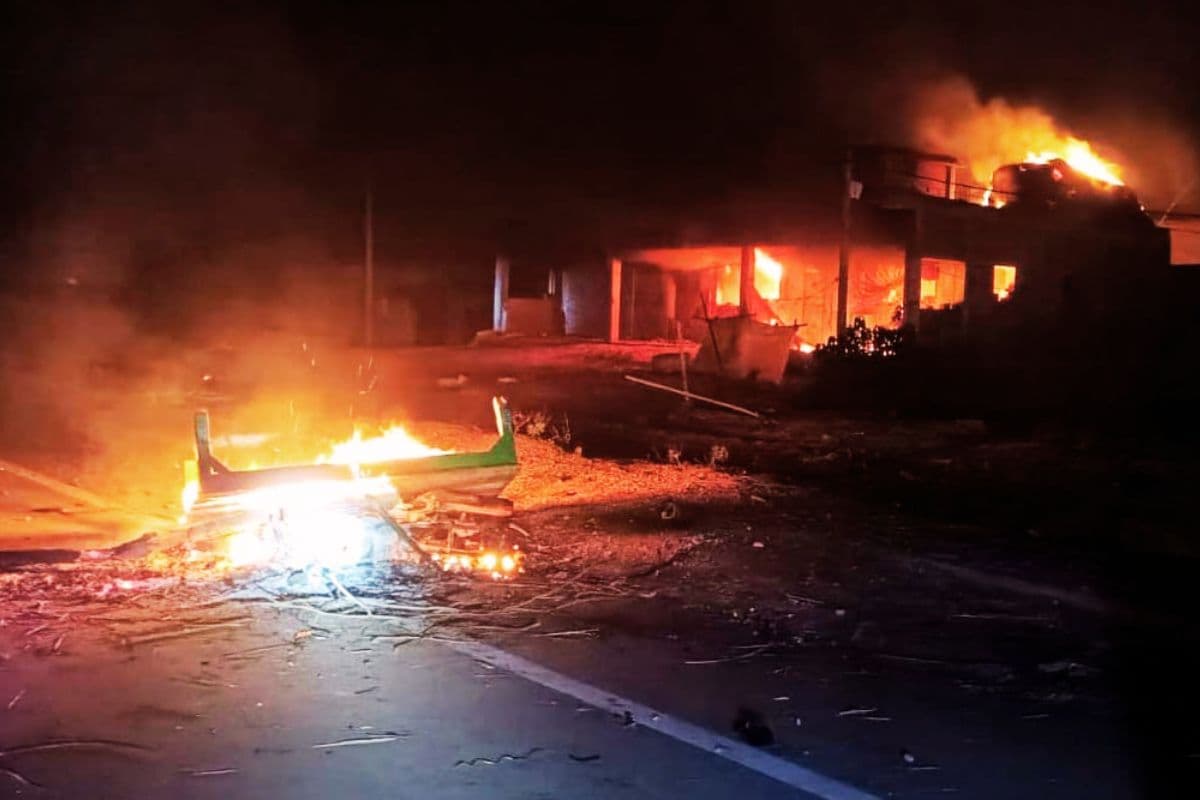 Video: हजारीबाग में नगर भ्रमण पर निकले जुलूस पर पथराव के बाद हिंसा, आगजनी, बरकट्ठा छावनी में तब्दील