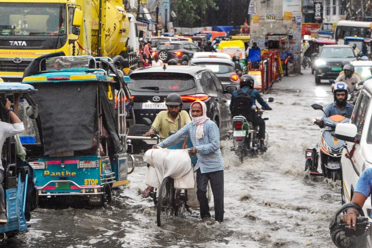 Heavy Rain Warning: 11-12 अप्रैल को भारी बारिश का अलर्ट, आंधी-तूफान के साथ ठनका गिरने की चेतावनी, जानें अगले 48 घंटों का मौसम