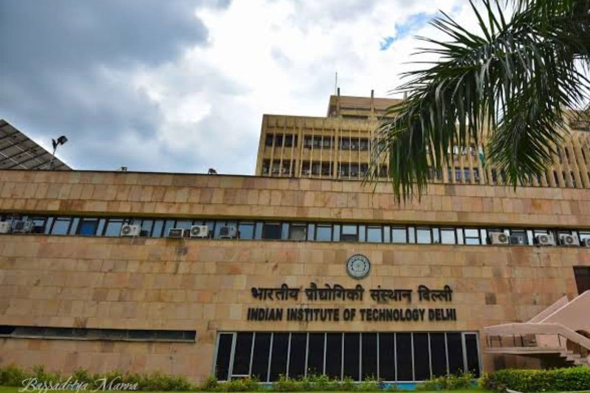 Food Poisoning: IIT Delhi में मेस का खाना खाकर 100 से अधिक बच्चे बीमार, अस्पताल में भर्ती