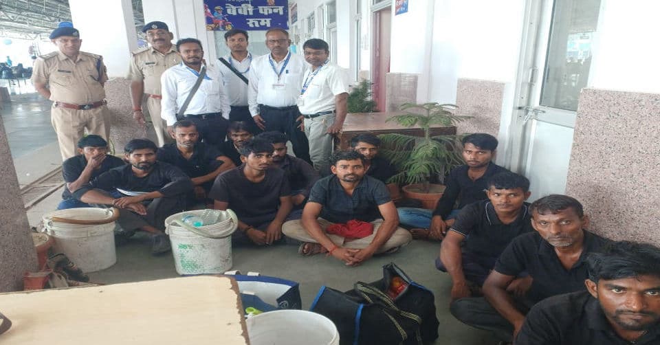 प्रयागराज छिवकी स्टेशन पर चलाया गया टिकट चेकिंग अभियान