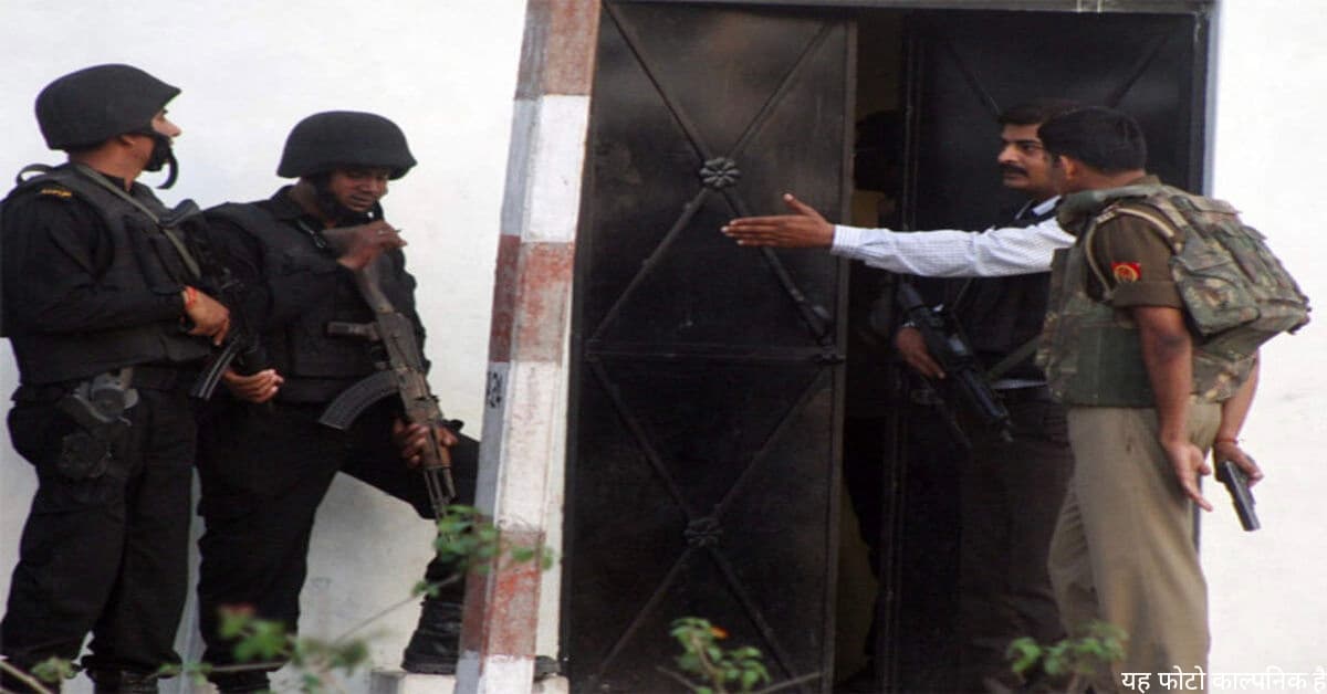 मेरठ के गांव में दिल्ली ATS की बड़ी दबिश, बोरा भरकर असलहे मिले, रोड़ी-बजरी में छिपाया था मौत का हथियार