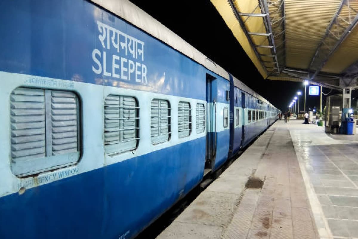 Indian Railways: वेटिंग टिकट पर अब स्लीपर और एसी कोच में नहीं कर पाएंगे सफर, 1 मई से नए नियम लागू