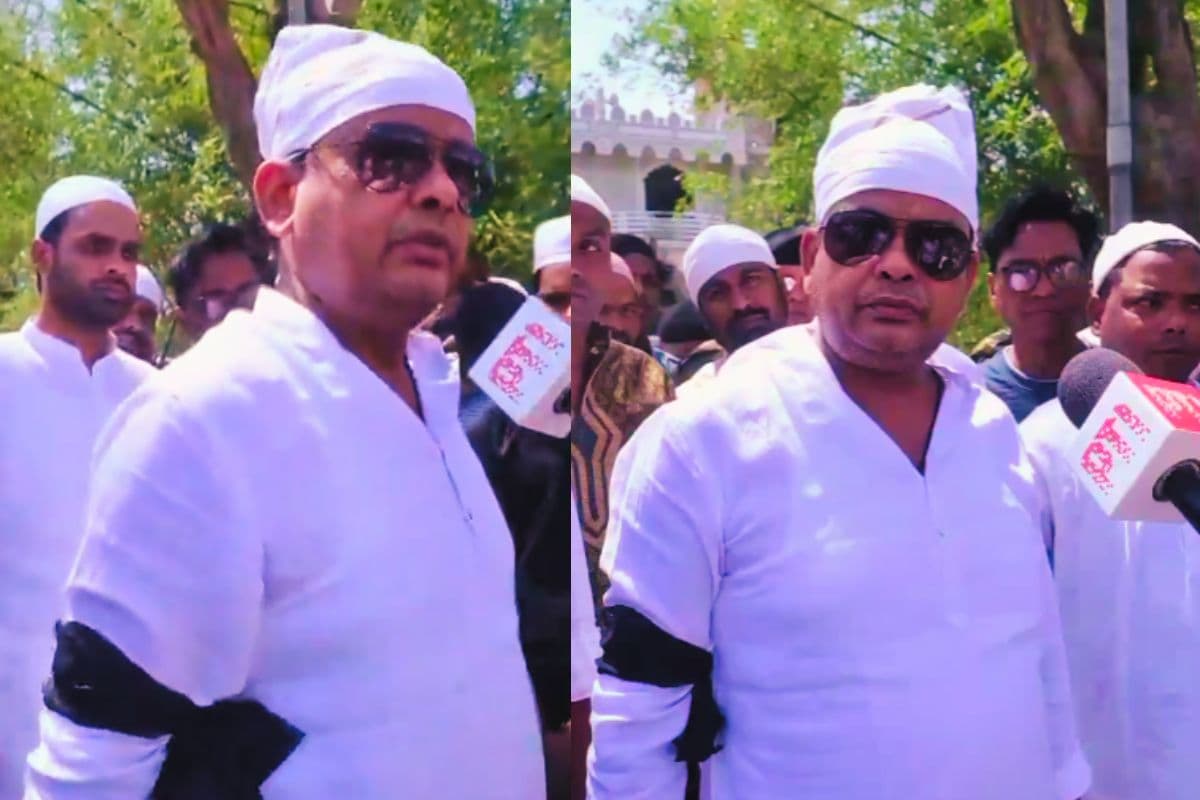 काली पट्टी बांधकर मंत्री इरफान अंसारी ने अदा की जुम्मे की नमाज, आतंकी हमले के खिलाफ जताया विरोध