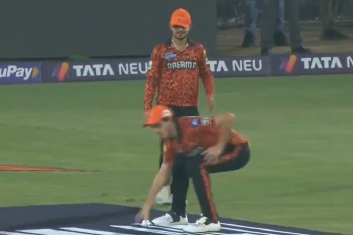 Watch Video: 'बगल में छोरा, शहर में ढिंढोरा', सामने पड़ी थी गेंद, ईशान किशन खोजते रह गए, पैट कमिंस हैरान