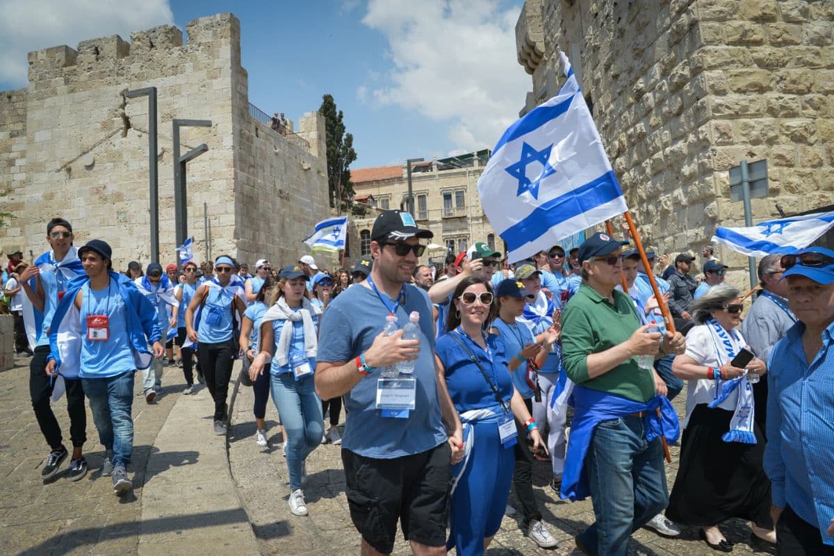 Israel Population: 1 करोड़ के पार पहुंची इजरायल की आबादी, अकेले कई दुश्मन देशों से जूझ रहा यहूदी राष्ट्र