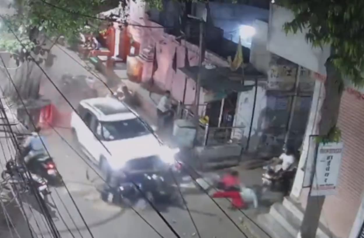 Watch Video: आंधी के रफ्तार से कार ने 9 लोगों को कुचला, वीडियो देख दहल जाएगा दिल