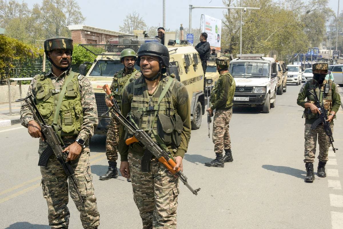 48 घंटे में सुरक्षाबलों को दूसरी बड़ी सफलता, त्राल में 3 आतंकवादी ढेर