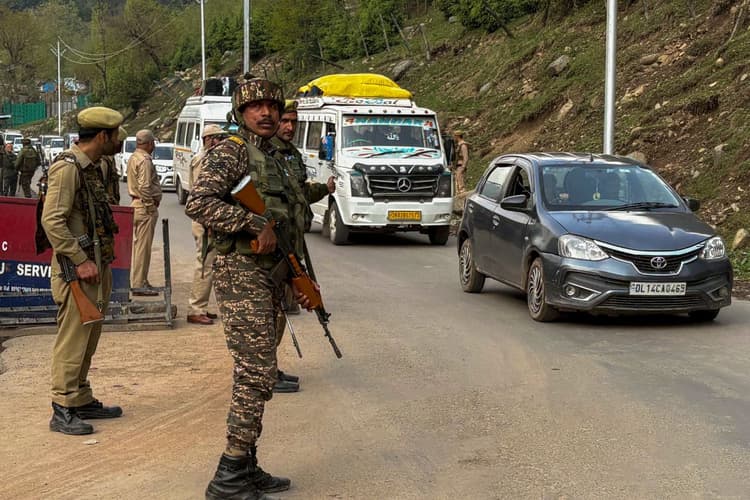 आतंक के खिलाफ J&amp;K पुलिस का एक्शन, श्रीनगर में 11 जगहों पर छापे, 150 पर नजर