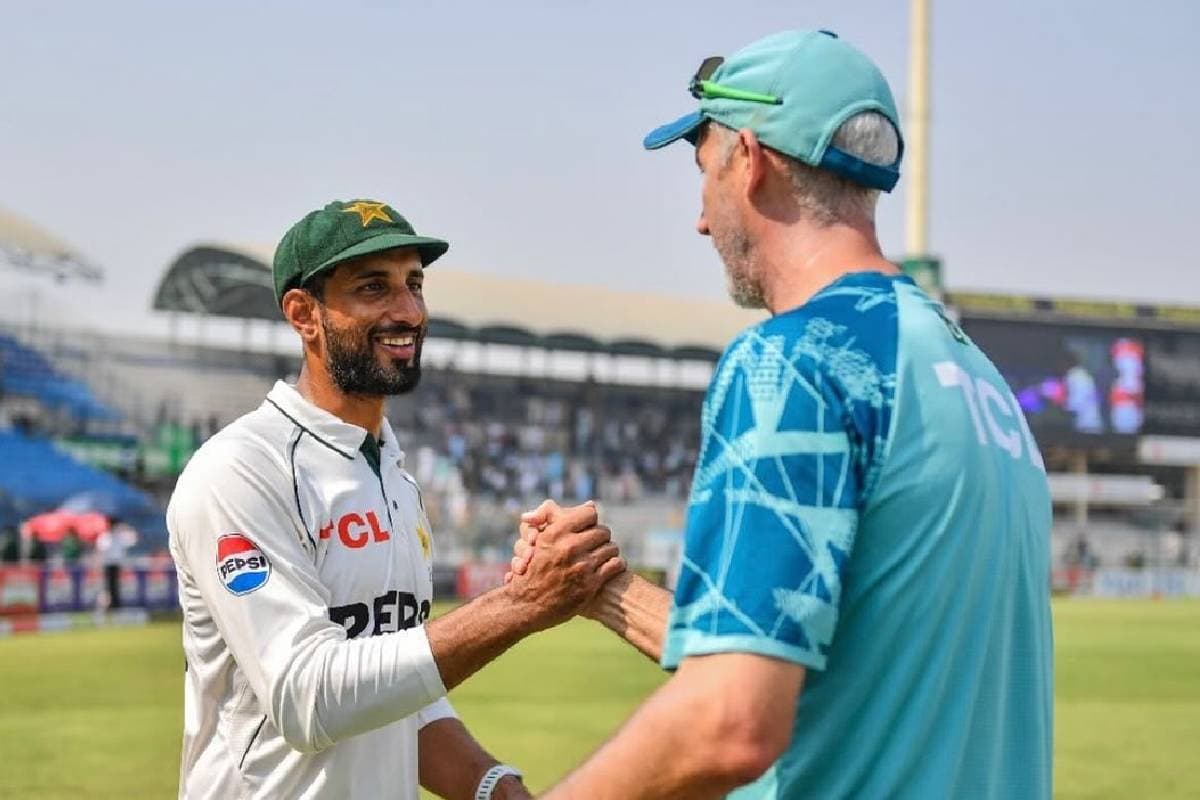 'कंगाल' पाकिस्तान की एक और करतूत, कोच को नहीं दी सैलरी, अब देता फिर रहा सफाई