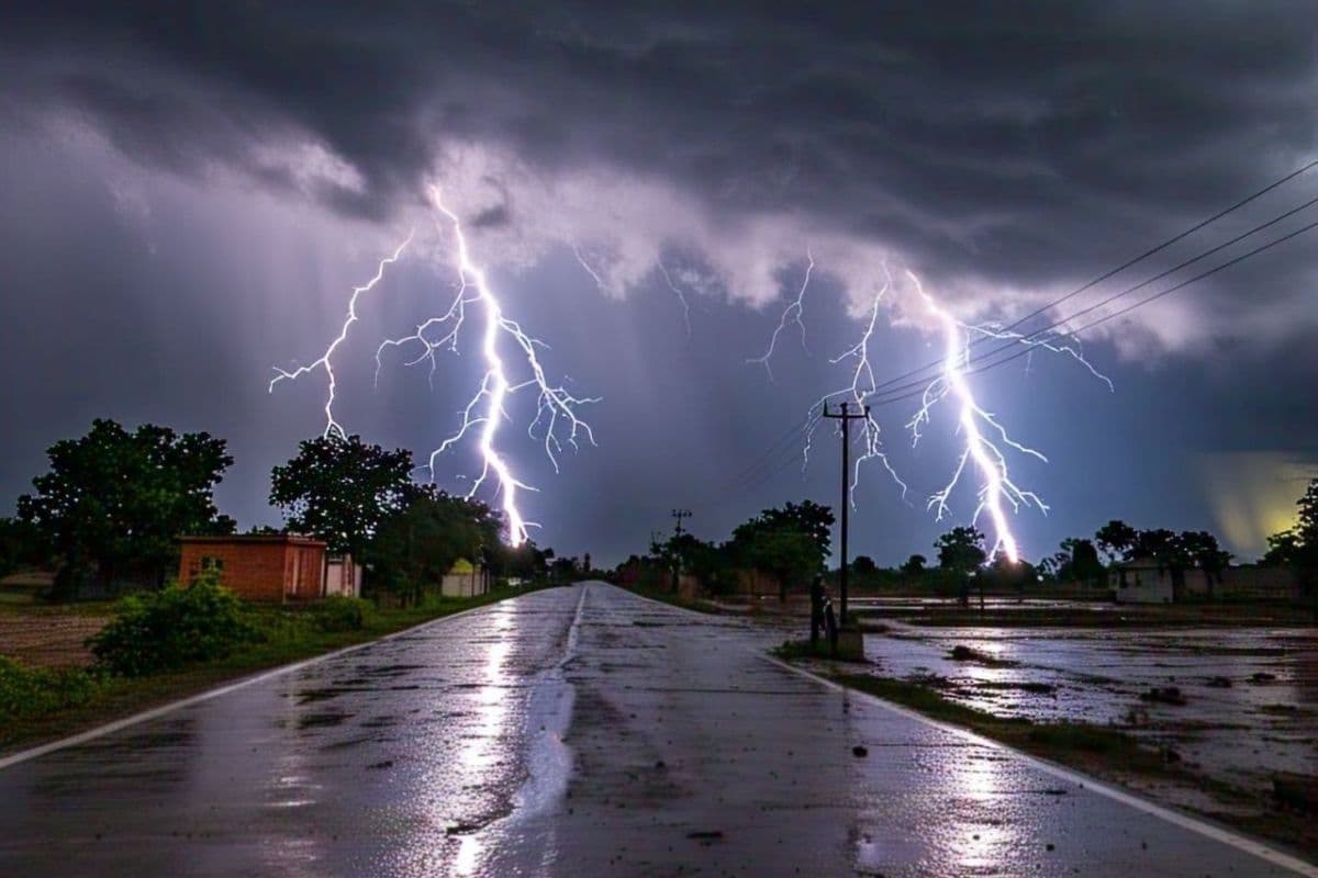 Jharkhand Red Alert: झारखंड में आंधी के साथ होनेवाली है बारिश, ओलावृष्टि और वज्रपात का रेड अलर्ट