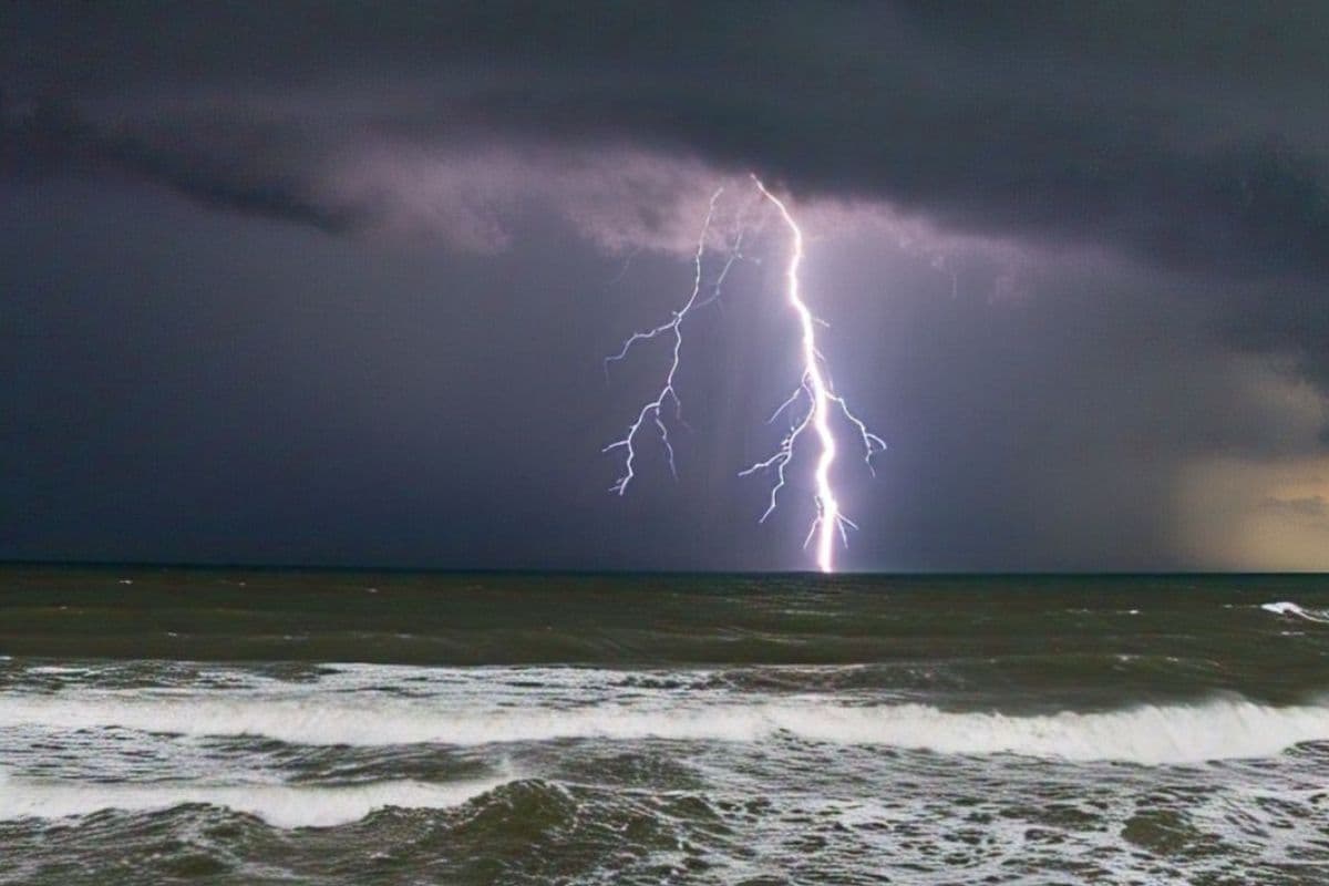बंगाल की खाड़ी में निम्न दबाव से झारखंड में बदलेगा मौसम, तेज हवाओं के साथ बारिश, वज्रपात की चेतावनी