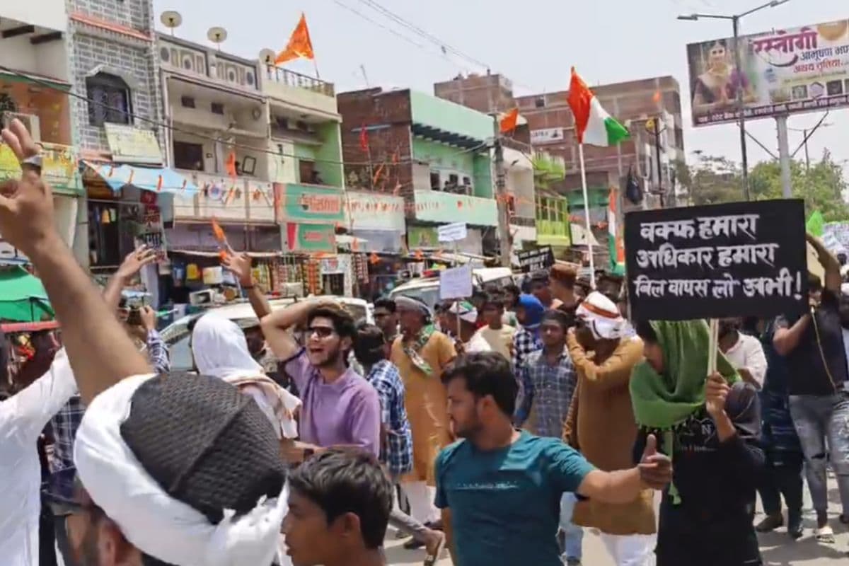 Video: वक्फ संशोधन बिल के विरोध में भभुआ में प्रदर्शन, मंत्री जमा खां के काफिले को घेरा