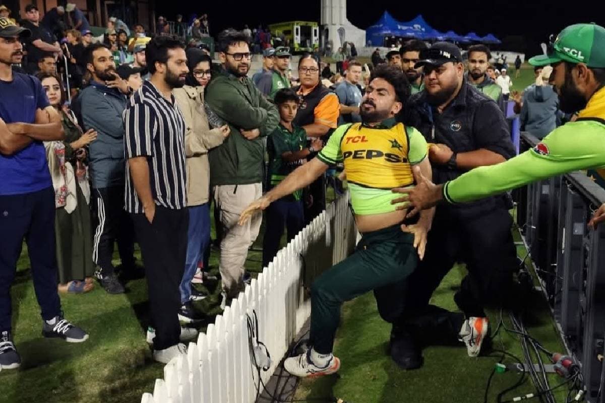 इस पाकिस्तानी क्रिकेटर को टांगकर ले गए सिक्योरिटी वाले, मैच छोड़ फैंस से लड़ने आ गया था मैदान के बाहर