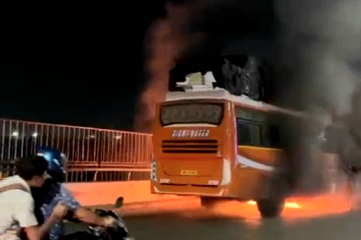 Fire in Bus : ब्रिज पर दौड़ती रही यात्रियों से भरी "द बर्निंग बस"
