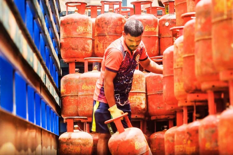 13 अप्रैल को आपको कितने में मिलेगा 14.2 किलो का एलपीजी सिलेंडर, यहां देखें रेट