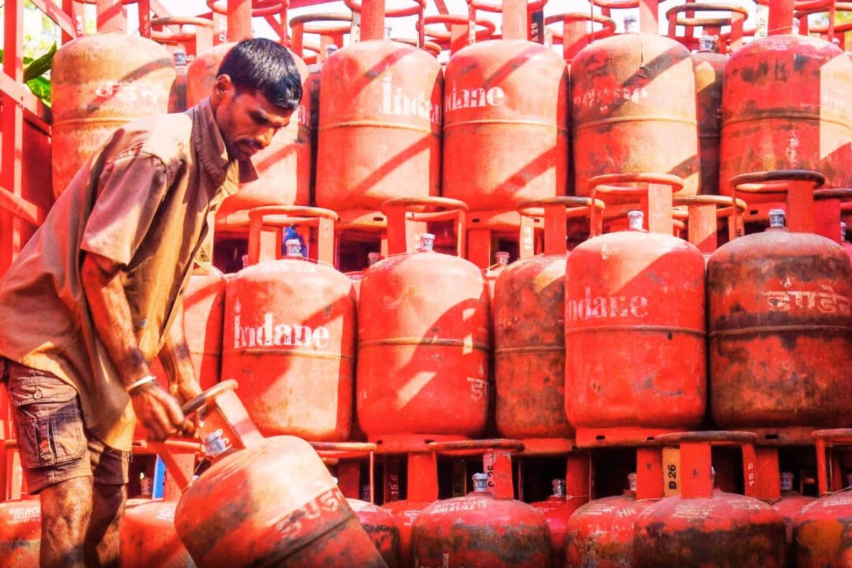 2 अप्रैल को आपको कितने में मिलेगा 14 किलो का एलपीजी सिलेंडर, एक-एक शहर की कीमत यहां चेक करें