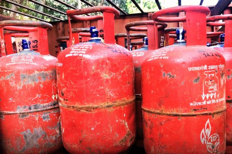 3 अप्रैल को आपको कितने में मिलेगा 14 किलो का एलपीजी सिलेंडर, एक-एक शहर की कीमत यहां चेक करें