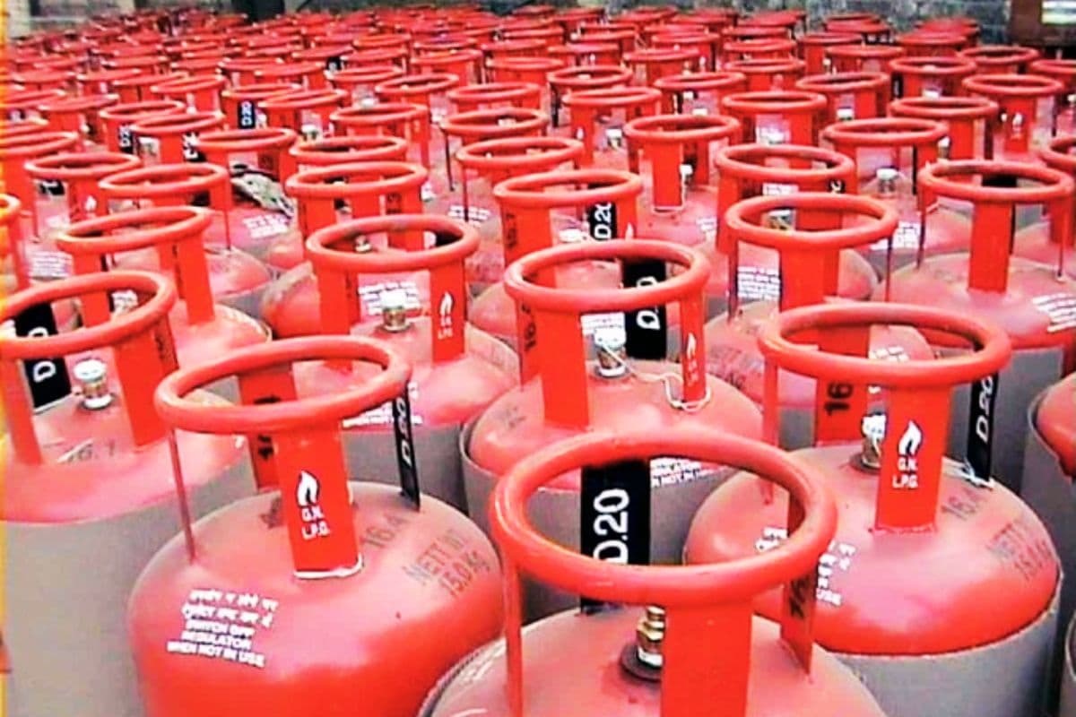 LPG Cylinder Price Hike: रसोई में लग गई आग, एलपीजी सिलेंडर के बढ़ गए दाम, जानें अपने शहर की रेट