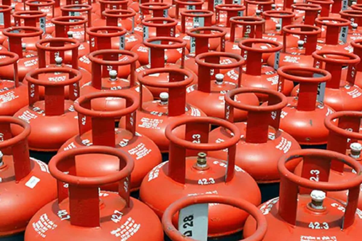 LPG Price 1 June 2025 : महीने के पहले दिन राहत, एलपीजी सिलेंडर के दाम घटे