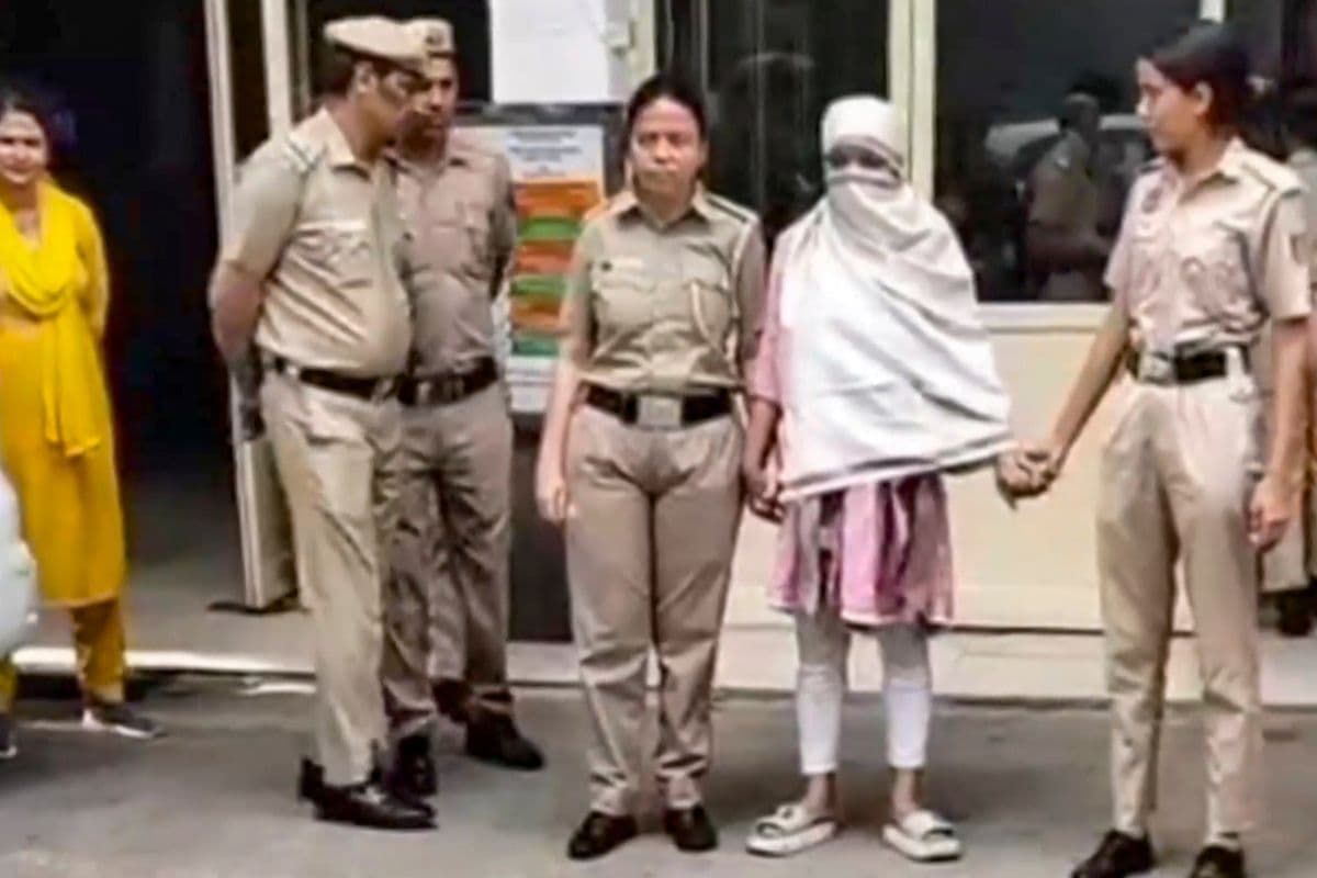 Lady Don Zikra: लेडी डॉन जिकरा पुलिस हिरासत में, हथियार लहराने का है शौक, कुणाल की हत्या के बाद दहशत का माहौल