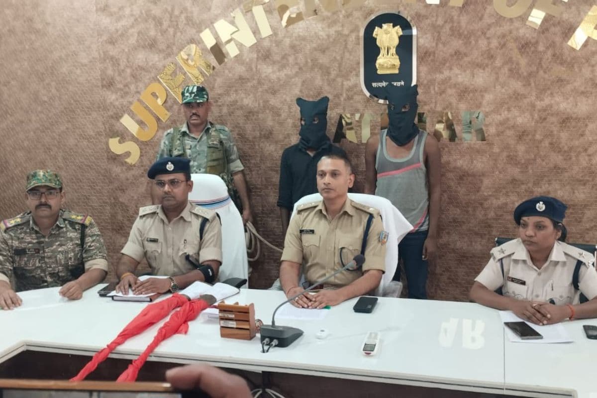 लातेहार में रात्रि प्रहरी हत्याकांड के मुख्य आरोपी समेत 2 गिरफ्तार, हथियार बरामद