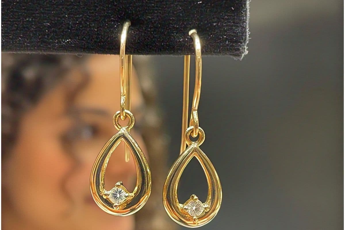 Latest Gold Hanging Earrings: अक्षय तृतीया पर पहनें गाेल्ड हैगिंग इयररिंग्स, और दिखें बेहद खास