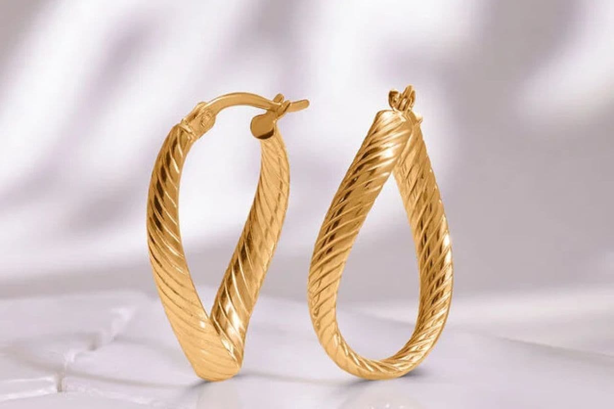 Latest Gold Hoop Earring Designs: अक्षय तृतीया पर खरीदें गोल्ड हूप ईयररिंग्स,आपके लुक को बनाएंगे स्टनिंग
